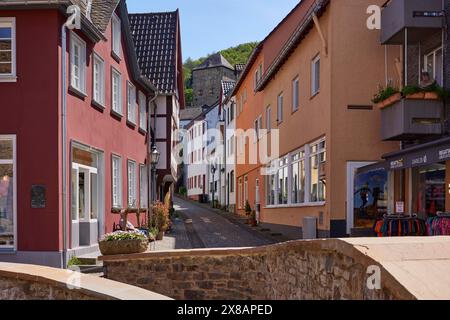 Sandsteinmauern und eine Straße mit verschiedenen Häusern im Zentrum von Bad Münstereifel, Eifel, Euskirchen, Nordrhein-Westfalen, Deutschland, Stockfoto