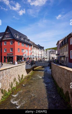 Stadtzentrum mit Erft und Fußgängerzone Bad Münstereifel, Eifel, Euskirchen, Nordrhein-Westfalen, Deutschland, Europa Stockfoto