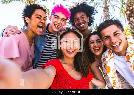 Multiethnische Gruppe junger glücklicher Freunde, die in der Stadt herumhängen - multiethnische Gruppe von Studenten, die sich treffen und Spaß im Freien haben, Konzepte über die Jugend Stockfoto