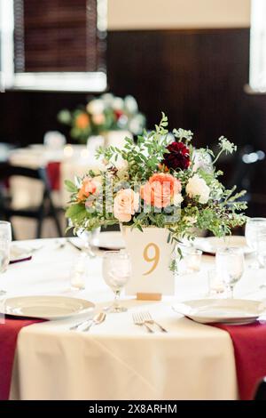 Elegantes Tischgestell mit floralem Mittelstück und Tischnummer Stockfoto