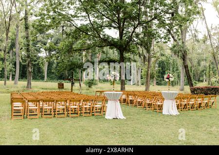 Hochzeitszeremonie im Freien mit Stühlen und Blumenarrangements Stockfoto