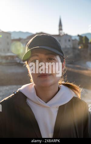Weiße Frau mit schwarzer Mütze unter der Sonne Stockfoto