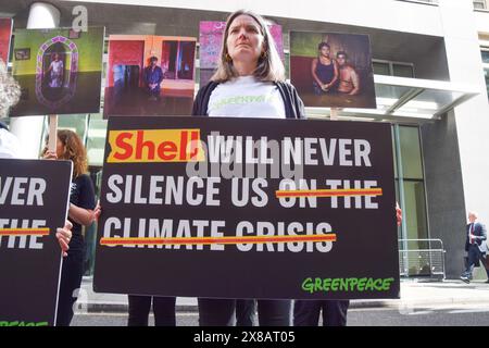 London, England, Großbritannien. Mai 2024. Greenpeace-Aktivisten stehen mit Plakaten vor dem Rolls Building, als der fossile Brennstoff-Gigant Shell die Umweltorganisation als Reaktion auf einen Protest im Jahr 2023 vor Gericht stellt, als Greenpeace-Aktivisten eine bewegliche Ölplattform besetzten. (Kreditbild: © Vuk Valcic/ZUMA Press Wire) NUR REDAKTIONELLE VERWENDUNG! Nicht für kommerzielle ZWECKE! Stockfoto