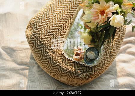 Tropische Blumenarrangements auf Spiegeltablett auf Hawaii Stockfoto