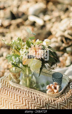 Tropische Blumenarrangements auf Spiegeltablett auf Hawaii Stockfoto