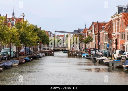 Kanal mit kleinen Booten im Zentrum der niederländischen Stadt Alkmaar. Stockfoto