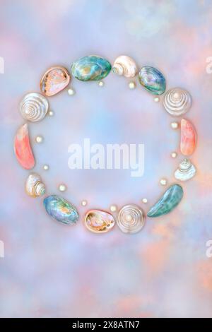 Abstrakter Kranz aus Muscheln und Perlen mit Muscheln auf Regenbogenhimmel. Natur Natur Design, Strand und Meer Kunst. Stockfoto