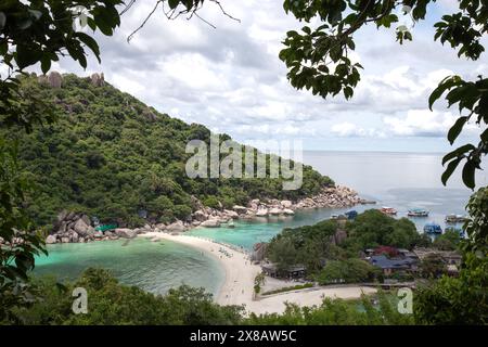 Touristen am tropischen Inselstrand in Koh Tao, Thailand Stockfoto