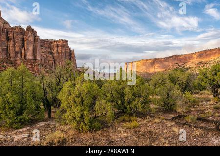 Malerische Landschaft des Colorado Monument bei Sonnenuntergang mit zerklüfteten Klippen Stockfoto