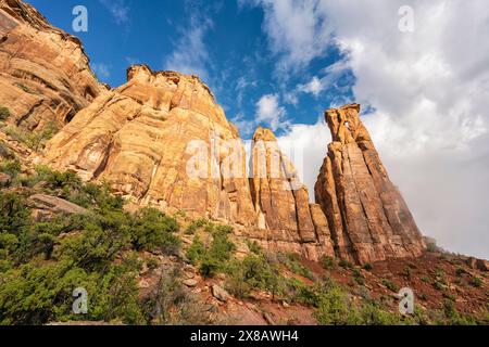 Majestätische Felsformationen im Colorado Monument unter blauem Himmel Stockfoto