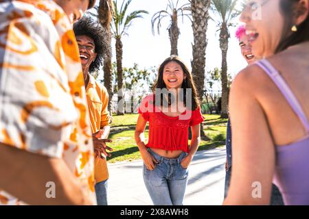 Multiethnische Gruppe junger glücklicher Freunde, die in der Stadt herumhängen - multiethnische Gruppe von Studenten, die sich treffen und Spaß im Freien haben, Konzepte über die Jugend Stockfoto