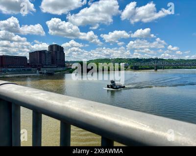 Blick auf ein Boot auf dem Ohio River von Roebling Bridge, Cincinnati, OH Stockfoto