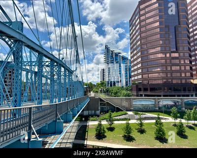 Roebling Bridge führt zu modernen Gebäuden in Newport, KY Stockfoto