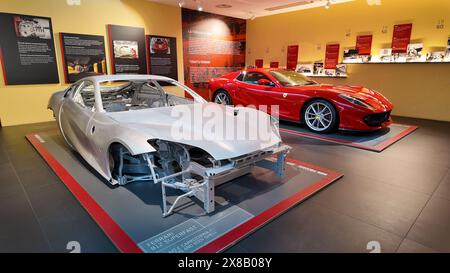 Innenraum des Ferrari-Museums in Maranello mit preisgekrönten Ferrari-Rennwagen. Maranello, Modena, Italien Stockfoto