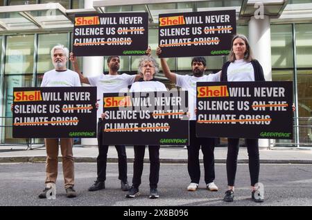 London, Großbritannien. Mai 2024. Greenpeace-Aktivisten stehen mit Plakaten vor dem Rolls Building, als der fossile Brennstoff-Gigant Shell die Umweltorganisation als Reaktion auf einen Protest im Jahr 2023 vor Gericht stellt, als Greenpeace-Aktivisten eine bewegliche Ölplattform besetzten. Quelle: Vuk Valcic/Alamy Live News Stockfoto