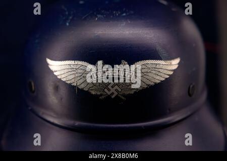 Ein deutscher Helm aus der Nazizeit mit Hakenkreuz-Logo Stockfoto