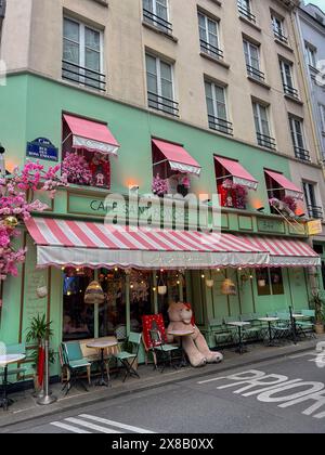 Paris, Frankreich, 'Cafe Saint Honoré', Pariser französische Cafétische auf der Terrasse, Bürgersteig, leere Restaurants, Blumendekoration Stockfoto