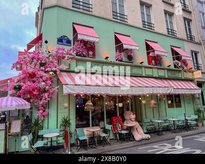 Paris, Frankreich, 'Cafe Saint Honoré', Pariser französische Cafétische auf der Terrasse, Bürgersteig, leere Restaurants, Blumendekoration Stockfoto