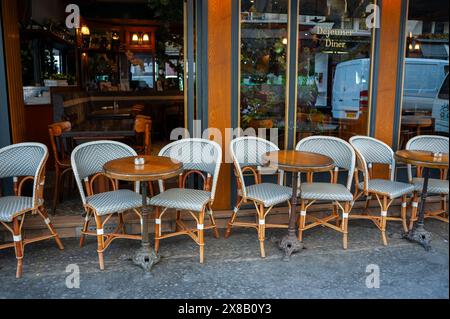 Paris, Frankreich, Nahaufnahme, Pariser French Cafe Tische auf der Terrasse, Bürgersteig, leere Restaurants Stockfoto