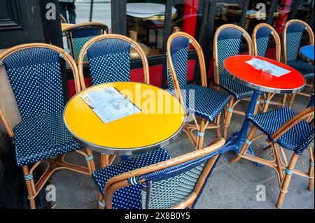 Paris, Frankreich, Nahaufnahme, Pariser French Cafe Tische auf der Terrasse, Bürgersteig, leere Restaurants Stockfoto
