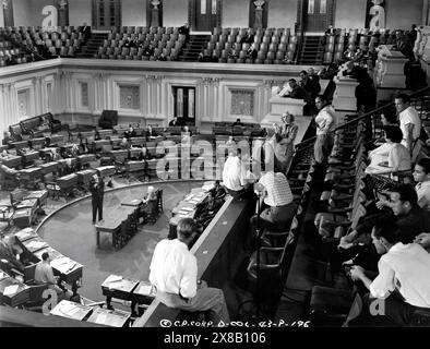 JAMES STEWART Regisseur FRANK CAPRA und JEAN ARTHUR am Set Candid im US Senate Chamber Set mit Film/Kamera Crew während der Dreharbeiten von MR SMITH GEHT NACH WASHINGTON 1939 Regisseur FRANK CAPRA Story Lewis R. Foster Drehbuch Sidney Buchman Art Direction Lionel Banks Columbia Pictures Stockfoto