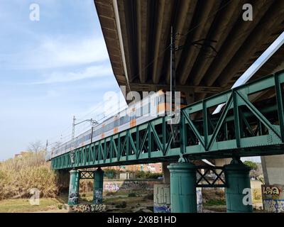RENFE-Zug auf einer Brücke. Provinz Barcelona, Katalonien, Spanien. Stockfoto