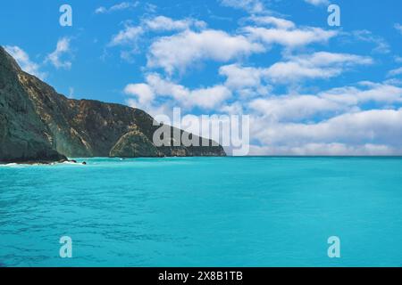 Kristallklares türkisfarbenes Meer neben einer Felsformation in Lefkada Ionian Island Geece. Stockfoto