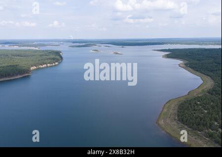 Boxberg, Deutschland. Mai 2024. Die Uferlandschaft der renaturalisierten Postbergbaulandschaft am Stausee Lohsa II (Luftaufnahme mit Drohne). Das Biosphärenreservat Oberlausitzer Heide und Teichlandschaft feiert sein 30-jähriges Bestehen. Quelle: Sebastian Kahnert/dpa/Alamy Live News Stockfoto