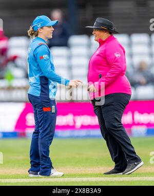 England Captain Heather Knight und die Schiedsrichterin Sue Redfern im Gespräch während eines One Day International Matches zwischen England und Pakistan Stockfoto