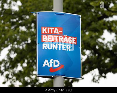 AFD-Wahlkampfplakat mit dem Slogan „Kita-Beiträge runter“. Die rechtsextreme Partei will Familien gewinnen. Stockfoto