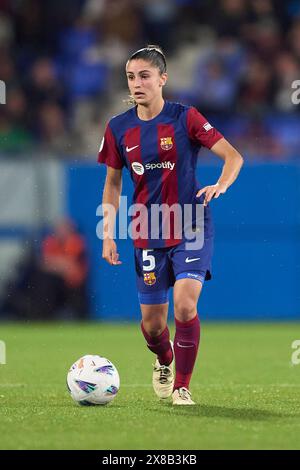 Jana Fernandez vom FC Barcelona spielt mit dem Ball während des Spiels La Liga F zwischen dem FC Barcelona und Athletic Club am 10. Mai in Estadi Johan Cruyff. Stockfoto