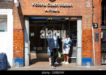 Menschen kommen am Victoria Coach Station in London an, da von den Bahnfahrern aufgrund der Arbeitskampfmaßnahmen erwartet wird, dass sie alternative Strecken nutzen. Stockfoto