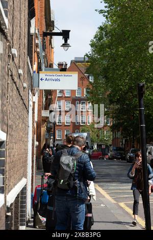 Menschen kommen am Victoria Coach Station in London an, da von den Bahnfahrern aufgrund der Arbeitskampfmaßnahmen erwartet wird, dass sie alternative Strecken nutzen. Stockfoto