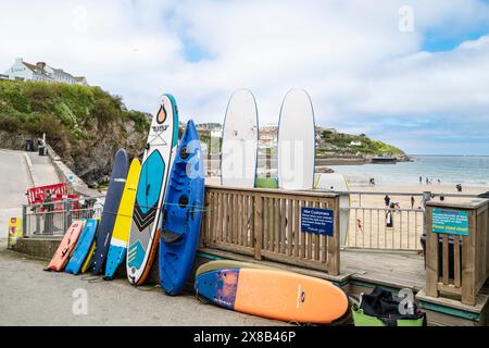 Surfbretter und Stand Up Paddle Boards können am Towan Beach in Newquay in Cornwall, Großbritannien, gemietet werden. Stockfoto