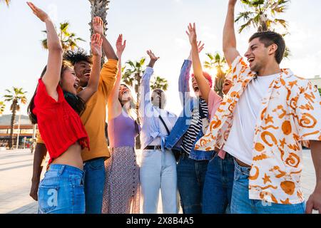Multiethnische Gruppe junger glücklicher Freunde, die in der Stadt herumhängen - multiethnische Gruppe von Studenten, die sich treffen und Spaß im Freien haben, Konzepte über die Jugend Stockfoto