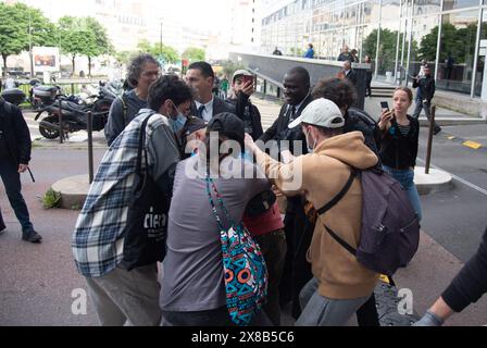 Paris, Frankreich, 24. Mai 2024. Umweltaktivisten des Grünen Glaubens fordern TotalEnergies auf, das Ostafrikanische Ölpipeline-Projekt (EACOP) vor der Hauptversammlung des französischen Multi-Energie-Großunternehmens TotalEnergies im Geschäftsviertel La Defense in Courbevoie, westlich von Paris, am 24. Mai 2024 zu stoppen. Auf dem Weg zu einer vierten Amtszeit hat Patrick Pouyanne, der überschwängliche TotalEnergies-Chef, das jahrhundertealte ehemalige nationale Unternehmen an die Spitze des CAC40 gebracht, trotz Krisen und Kritik an seiner Weigerung, den Ölstopfen zu schnell zu ziehen. Foto: Florian Poitout/ABACAP Stockfoto