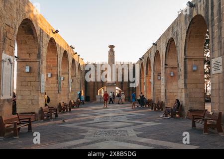 Ein von Bogengängen umgebenes Denkmal in den Upper Barakka Gardens, Valletta, Malta Stockfoto
