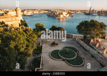Blick auf den Grand Harbour von den Herbert Ganado Gardens in Valletta, Malta, bei Sonnenuntergang Stockfoto
