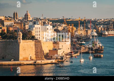 Blick nach Süden über den Hafen von Valletta, Malta. Mit den Gardjola Gardens, befestigten Mauern, historischen Gebäuden und Trockendocks der Palumbo Werft Stockfoto