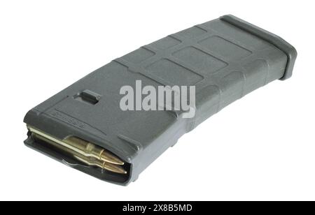 Polymer AR-15 Magazin mit hoher Kapazität und 30 Kartuschen, isoliert in einem Studioaufnahmen. Stockfoto