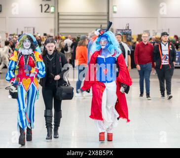 Excel London, Großbritannien. Mai 2024. Die MCM Comic Con läuft ab dem 24-26. Mai bei Excel und bietet VIP-Gäste, Cosplay Central, Künstler, Comic-Entwickler und Gamer. Farbenfrohe Cosplayer posieren für Fotos. Quelle: Malcolm Park/Alamy Live News Stockfoto