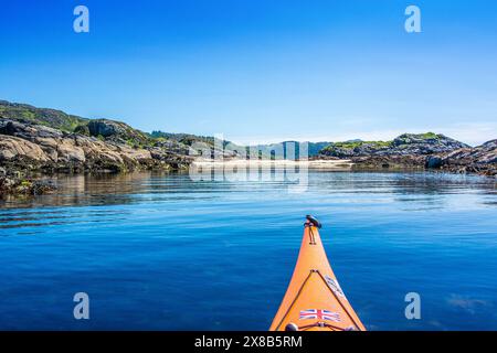 Ein Seekajak nähert sich einem weißen Sandstrand am Loch Moidart an Schottlands Westküste Stockfoto