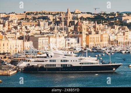 Die SAMAR Superyacht von Devonport Yachts, die an einem sonnigen Nachmittag in Valletta, Malta, vertäut ist Stockfoto