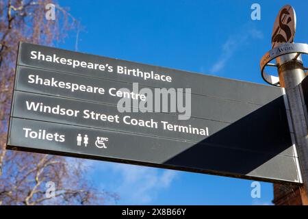 Ein Wegweiser in der historischen Stadt Stratford-upon-Avon in Großbritannien, der Ihnen die Wegbeschreibung zu verschiedenen Wahrzeichen zeigt, einschließlich der Geburtsstätte des berühmten Dramas Stockfoto