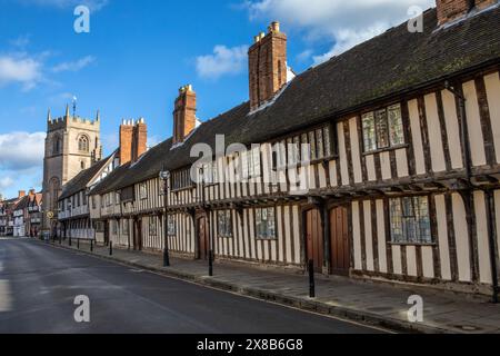 Stratford-upon-Avon, Vereinigtes Königreich - 12. Februar 2024: Blick auf die Church Street in Stratford-upon-Avon mit den Almshouses, Guildhall und Shakespeares Schule Stockfoto