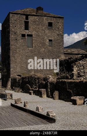 Tour Fromage, erbaut in den 1100er Jahren in Aosta, Valle d’Aosta, Italien. Stockfoto