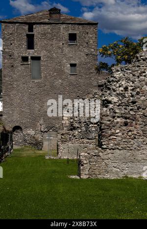 Mittelalterlicher Turm, die Tour Fromage, in Aosta, Aostatal, Italien. Der Turm wird auf einer Seite von den Stadtmauern des Aosta gestützt. Stockfoto