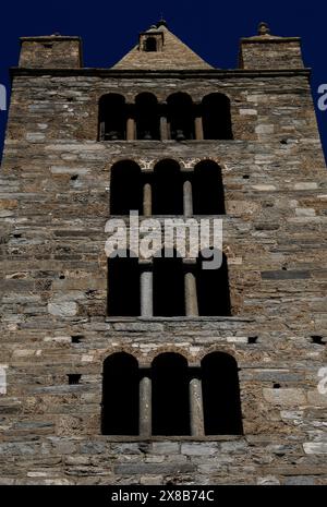 Romanischer Glockenturm, 1131 fertiggestellt, der Chiesa di Sant’Orso oder Collegiata di Sant’Orso (Stiftskirche Saint Ursus), einer Stiftskirche in Aosta im Aostatal, Italien. Stockfoto