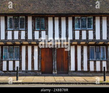 Wunderschöne Almshouses aus dem 15. Jahrhundert in der historischen Stadt Stratford-upon-Avon, Großbritannien. Stockfoto