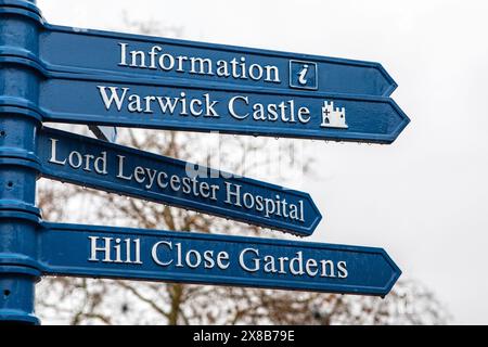 Wegweiser zu nahe gelegenen Sehenswürdigkeiten in der Marktstadt Warwick in Warwickshire, Großbritannien. Stockfoto